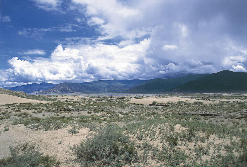 无人,横图,室外,白天,旅游,度假,草原,河流,石头,美景,山,峡谷,中国,亚洲,石子,地平线,地形,景观,流水,云,辽阔,地面,山谷,天气,娱乐,雅鲁藏布江,草,天空,自然,享受,休闲,广阔,景色,放松,摄影,一望无际,环境,气候,岩层,自然风光,延伸,东亚,西藏自治区,天地相交,无边无际,一马平川,桑耶寺,自然地理,石块,岩石,彩图