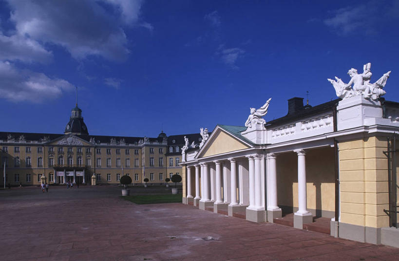 横图,室外,白天,旅游,度假,美景,太阳,建筑,雕塑,德国,欧洲,标志,雕像,符号,柱子,城堡,景观,云,纪念碑,历史,娱乐,标识,天空,自然,享受,休闲,景色,放松,摄影,园林,西欧,自然风光,德国文化,欧洲文化,巴洛克风格,中欧,德意志联邦共和国,首府,性别符号,巴登.符腾堡,巴登.符腾堡州,巴符州,亭台楼阁,柱廊,图恩,卡尔斯鲁厄,彩图,旅行,卡尔斯鲁厄行政区,男性符号,卡尔斯鲁厄城堡酒店,卡尔斯鲁厄县