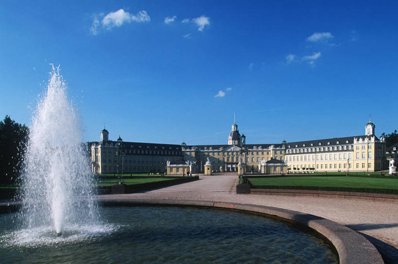 无人,横图,室外,白天,旅游,度假,美景,建筑,喷泉,德国,欧洲,喷,飞溅,城堡,池塘,景观,云,历史,娱乐,穹顶,树,天空,自然,享受,休闲,景色,放松,摄影,园林,西欧,圆顶建筑,自然风光,德国文化,欧洲文化,巴洛克风格,中欧,德意志联邦共和国,首府,巴登.符腾堡,巴登.符腾堡州,巴符州,亭台楼阁,图恩,卡尔斯鲁厄,彩图,旅行,卡尔斯鲁厄行政区,卡尔斯鲁厄城堡酒店,卡尔斯鲁厄县