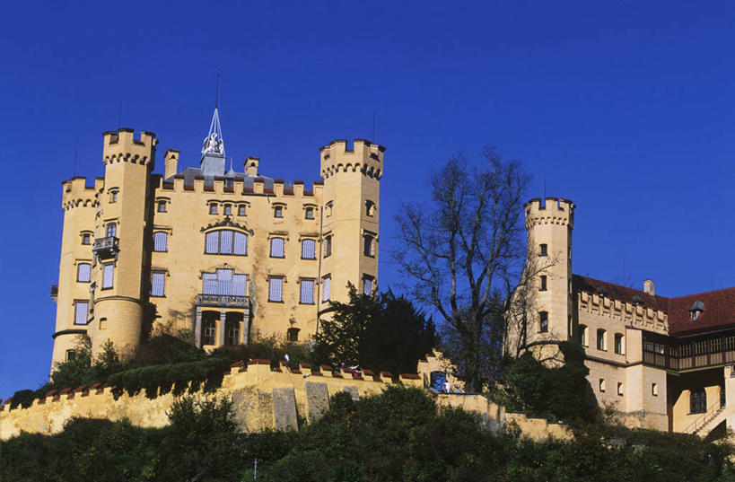 无人,横图,室外,白天,仰视,旅游,度假,美景,建筑,德国,城堡,景观,历史,娱乐,蓝色,风景,天空,自然,地标建筑,享受,休闲,景色,放松,摄影,灌木,自然风光,德国文化,欧洲文化,哥特式风格,中欧,万里无云,巴伐利亚,旧天鹅堡,彩图,低角度拍摄,旅行