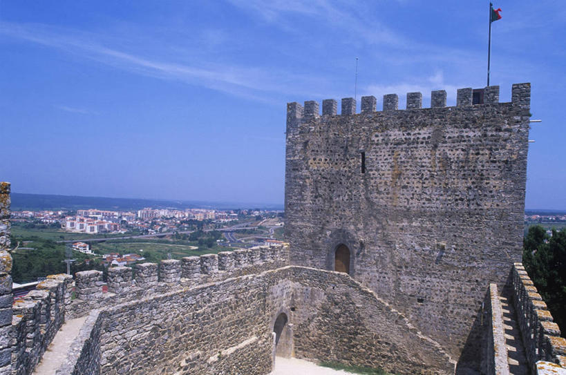 无人,横图,室外,白天,山,建筑,葡萄牙,欧洲,城堡,地平线,纪念碑,围墙,辽阔,地面,历史,风景,天空,自然,广阔,摄影,一望无际,要塞,南欧,延伸,欧洲文化,伊比利亚半岛,万里无云,天地相交,葡萄牙共和国,无边无际,一马平川,石块,岩石,彩图,莱里亚,国家纪念碑,科英布拉区,时代