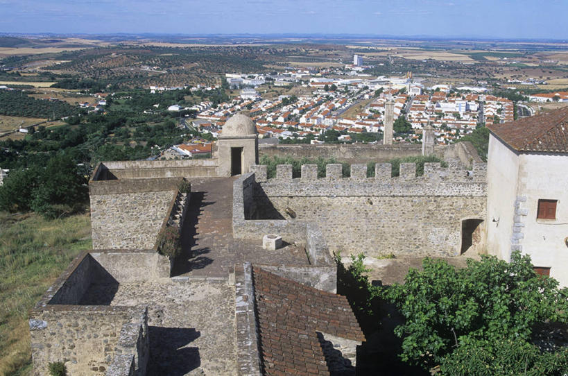 无人,横图,室外,白天,山,建筑,葡萄牙,城堡,大门,地平线,纪念碑,围墙,塔,辽阔,地面,历史,风景,天空,自然,广阔,摄影,一望无际,要塞,延伸,欧洲文化,伊比利亚半岛,天地相交,无边无际,一马平川,阿连特茹,石块,岩石,彩图,国家纪念碑,时代,波塔莱格里