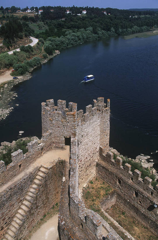 无人,竖图,俯视,室外,白天,河流,建筑,葡萄牙,城堡,岛,流水,纪念碑,围墙,塔,历史,风景,自然,摄影,宁静,要塞,侍从,伊比利亚半岛,塔霍河,石块,岩石,彩图,高角度拍摄