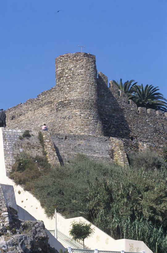 一个人,竖图,室外,白天,建筑,雕塑,葡萄牙,欧洲,行人,游客,游人,朦胧,模糊,雕像,城堡,纪念碑,围墙,历史,路人,旅客,废墟,摄影,要塞,南欧,伊比利亚半岛,葡萄牙共和国,古代文明,过客,阿连特茹,彩图