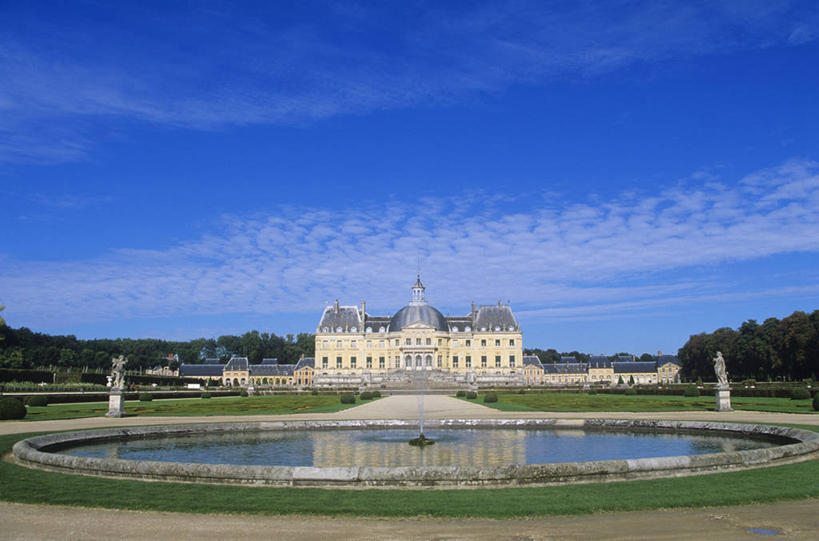 无人,横图,室外,白天,正面,草坪,城市,建筑,喷泉,法国,对称,反射,城堡,庭院,池塘,人行道,历史,地标建筑,摄影,园林,都市风光,古典风格,法国文化,巴洛克风格,中欧,法兰西岛大区,彩图,子爵城堡