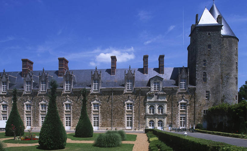 无人,横图,室外,白天,草坪,建筑,法国,欧洲,城堡,庭院,纪念碑,塔,历史,树,摄影,布列塔尼,西欧,法兰西,中欧,法兰西共和国,法兰西第五共和国,卢瓦尔河,罗亚尔河,树篱,彩图