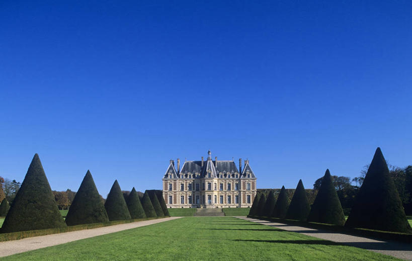 无人,横图,室外,白天,留白,正面,消失点,草坪,建筑,法国,欧洲,一排,对称,整齐,城堡,庭院,纪念碑,历史,树,排列,蓝色,天空,摄影,园林,西欧,队列,法兰西,透视图,中欧,万里无云,法兰西共和国,法兰西第五共和国,法兰西岛,法兰西岛大区,上塞纳省,彩图