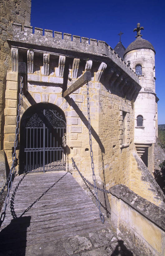 无人,竖图,室外,白天,建筑,法国,欧洲,大门,桥,历史,摄影,吊桥,人行桥,保护,悬索桥,西欧,要塞,法兰西,吊杆,法国文化,欧洲文化,中欧,法兰西共和国,阿基坦,法兰西第五共和国,锚锭,悬索,亚魁当,阿基坦大区,彩图,时代