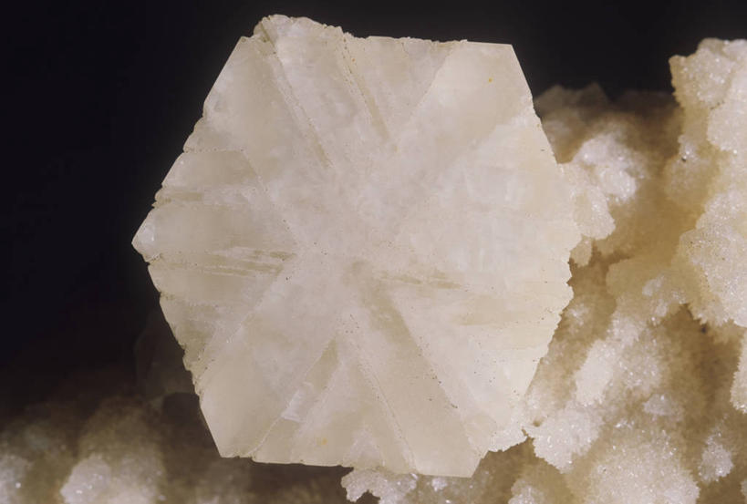 无人,横图,室内,特写,黑色背景,粗糙,水晶,一个,黑色,灰色,自然,摄影,单个,环境,毛糙,肌理,地质学,矿物质,文石,自然地理,岩石,彩图,影棚拍摄,粗拙