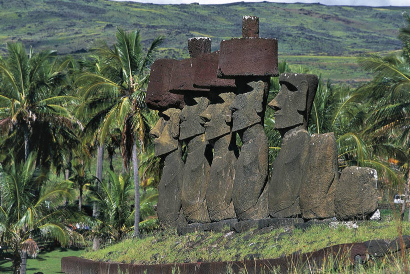 无人,横图,室外,白天,侧面,植物,棕榈树,叶子,雕塑,复活节岛,智利,一排,整齐,标志,符号,地平线,辽阔,联合国,绿叶,地面,宏伟,历史,标识,树,树木,排列,绿色,自然,地标建筑,广阔,嫩叶,南美,摄影,生长,成长,一望无际,南美洲,国家公园,拉丁美洲,队列,延伸,美洲,棕榈叶,复活节岛石像,波利尼西亚,天地相交,摩艾石像,亚美利加洲,南亚美利加洲,复活岛,智利共和国,性别符号,无边无际,一马平川,古代文明,摩艾像,拉帕努伊国家公园,美术工艺,波利尼西亚群岛,自然地理,叶,叶片,棕树,棕榈,彩图,旅行,复活节岛人像,赫布亚岛,拉帕努伊岛,毛埃石像,摩阿仪,摩埃石像,莫阿伊,帕赛兰,伊斯特岛,男性符号,联合国教科文组织,拟人,郊野公园