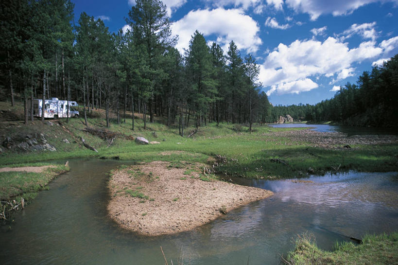 无人,公园,横图,室外,白天,旅游,度假,旅途,美景,丘陵,森林,水,路,汽车,美国,景观,云,机动车,娱乐,风景,天空,自然,享受,休闲,景色,放松,摄影,环境,北美,北美洲,国家公园,自然风光,美洲,南达科他州,州立公园,北亚美利加洲,亚美利加洲,南达科他,草狼之州,晴朗之州,黑山,卡斯特州立公园,考斯德州立公园,露营车,自然地理,冒险,彩图,旅行,美利坚合众国,郊野公园