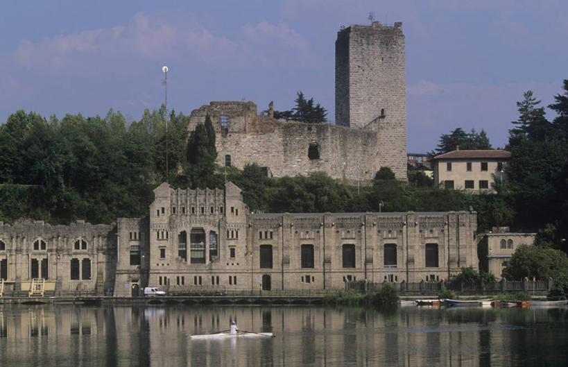 无人,横图,室外,白天,河流,建筑,意大利,城堡,城镇,塔,历史,废墟,树,摄影,能源,意大利文化,替代能源,伦巴第大区,水电站,水力发电,古代文明,彩图