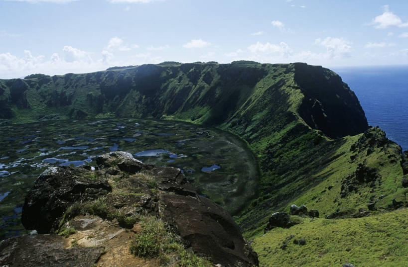 无人,横图,俯视,航拍,室外,白天,旅游,度假,时尚,海洋,火山,美景,山,水,复活节岛,智利,池塘,地平线,地形,火山口,景观,水平线,娱乐,风景,自然,地标建筑,享受,休闲,t台,景色,南美,放松,摄影,宁静,南美洲,国家公园,拉丁美洲,鸟瞰,自然风光,美洲,环境保护,波利尼西亚,亚美利加洲,南亚美利加洲,复活岛,智利共和国,地质学,拉帕努伊国家公园,波利尼西亚群岛,时装表演,时装秀,t型台,走秀,自然地理,活火山,彩图,高角度拍摄,旅行,赫布亚岛,拉帕努伊岛,帕赛兰,伊斯特岛,火山学,郊野公园