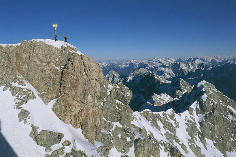 两个人,攀登,横图,室外,白天,旅游,度假,美景,山,山脉,雪山,德国,欧洲,阿尔卑斯山,地平线,地形,景观,山顶,辽阔,地面,娱乐,风景,天空,自然,享受,休闲,广阔,景色,放松,摄影,一望无际,环境,西欧,自然风光,延伸,中欧,阿尔卑斯山脉,万里无云,德意志联邦共和国,天地相交,巴伐利亚,巴伐利亚州,拜恩州,拜恩自由州,无边无际,一马平川,楚格峰,自然地理,爬山,彩图