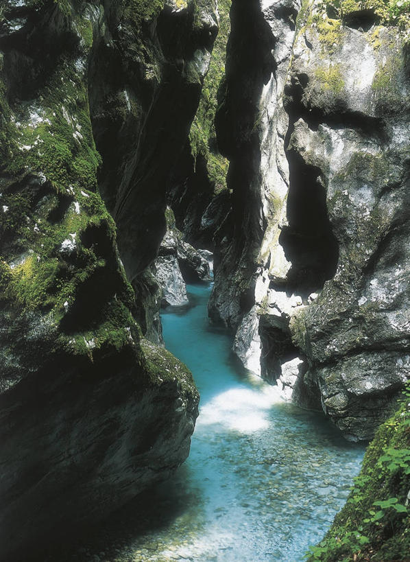 无人,竖图,俯视,室外,白天,旅游,度假,河流,石头,美景,峡谷,日光,斯洛文尼亚,石子,地形,景观,流水,悬崖,山谷,娱乐,风景,自然,享受,休闲,景色,放松,摄影,宁静,环境,国家公园,岩层,自然风光,巴尔干,地质学,特里格拉夫国家公园,自然地理,石块,岩石,彩图,高角度拍摄,旅行,郊野公园