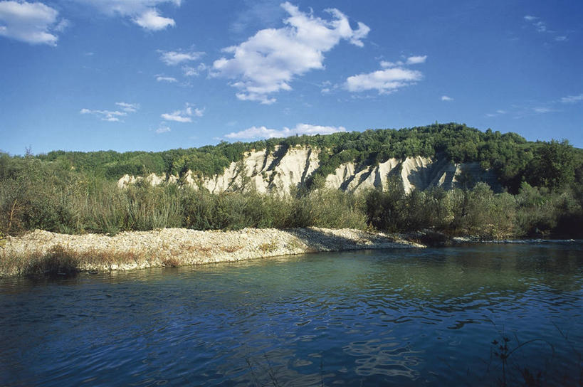 无人,横图,室外,白天,旅游,度假,河流,石头,美景,峡谷,意大利,欧洲,石子,地形,景观,流水,悬崖,云,山谷,娱乐,风景,天空,自然,享受,休闲,景色,放松,摄影,环境,岩层,南欧,自然风光,沟壑,意大利文化,意大利共和国,皮埃蒙特大区,皮埃蒙特,自然地理,石块,岩石,彩图,旅行,库内奥省