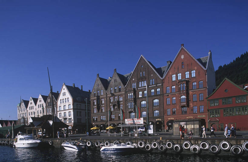 帆船,横图,室外,白天,海洋,水,建筑,船,挪威,欧洲,海岸线,城镇,历史,天空,地标建筑,交通工具,摄影,斯堪的纳维亚,载具,北欧,斯堪的那维亚,斯堪的那维亚半岛,斯堪的纳维亚半岛,斯堪狄纳维亚半岛,万里无云,卑尔根,挪威王国,霍达兰郡,霍达兰,海滩,彩图,旅行,海港