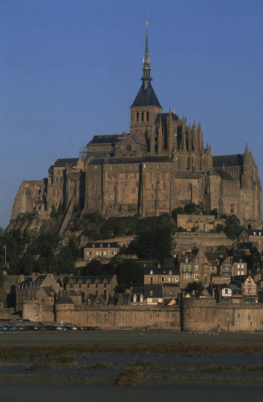 无人,竖图,室外,白天,城市,建筑,法国,墙,岛,古城,尖顶,历史,天空,摄影,要塞,修道院,中欧,万里无云,圣米歇尔山,古代文明,诺曼底,修院,彩图,旅行,大教堂,河口