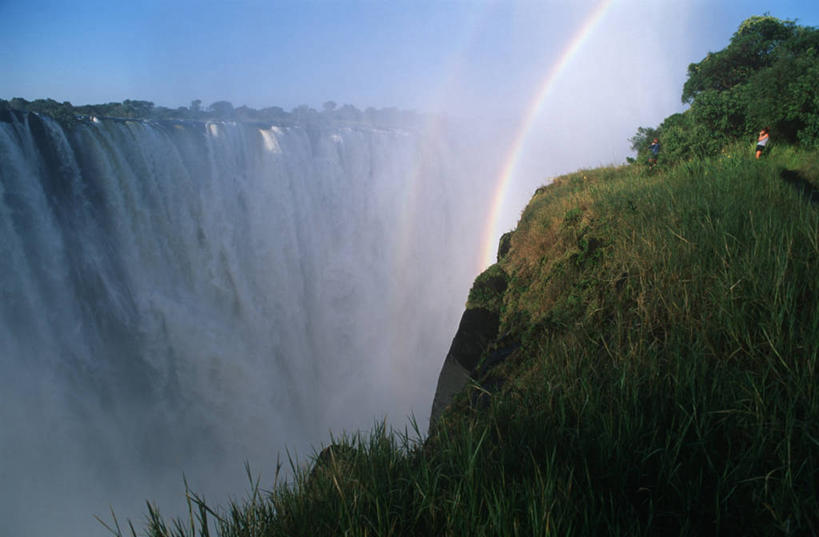 西方人,两个人,横图,俯视,室外,白天,旅游,度假,彩虹,美景,瀑布,水,雾,欧洲,非洲,赞比亚,黑人,欧洲人,地平线,地形,景观,流水,悬崖,辽阔,地面,娱乐,风景,自然,看,享受,休闲,广阔,景色,放松,摄影,一望无际,环境,国家公园,自然风光,延伸,天地相交,维多利亚瀑布,无边无际,一马平川,光谱,自然地理,非洲人,岩石,彩图,高角度拍摄,莫西奥图尼亚国家公园
