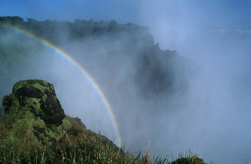 西方人,无人,横图,俯视,室外,白天,旅游,度假,彩虹,美景,瀑布,雾,欧洲,非洲,赞比亚,黑人,欧洲人,喷,飞溅,地形,景观,悬崖,娱乐,风景,自然,享受,休闲,景色,放松,摄影,环境,国家公园,自然风光,维多利亚瀑布,光谱,非洲人,岩石,彩图,高角度拍摄,莫西奥图尼亚国家公园