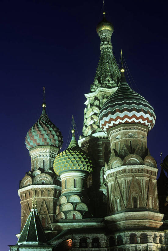无人,竖图,室外,夜晚,仰视,童话故事,城市,建筑,欧洲,俄罗斯,亚洲,光亮,首都,历史,天空,地标建筑,幻想,摄影,照亮,圆顶建筑,红场,莫斯科,万里无云,俄联邦,俄罗斯联邦,莫斯科州,五海之港,圣巴索大教堂,波克罗夫斯基教堂,圣巴索教堂,圣巴西利亚大教堂,莫斯科红场,圣巴西尔大教堂,彩图,低角度拍摄,旅行,大教堂,俄罗斯文化,柏拉仁诺教堂