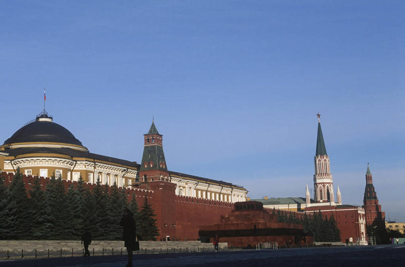 横图,方图,室外,白天,建筑,俄罗斯,行人,城堡,围墙,首都,历史,城墙,地标建筑,摄影,坟墓,陵墓,剪影,逆光,红场,莫斯科,克里姆林宫,列宁墓,彩图,旅行,俄罗斯文化