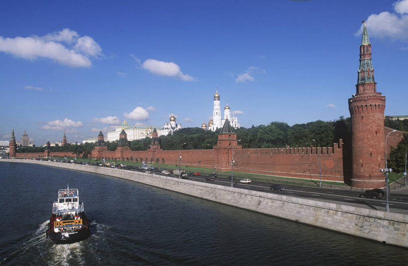 无人,横图,俯视,室外,白天,河流,建筑,街道,客轮,俄罗斯,城堡,流水,围墙,交通,首都,历史,城墙,地标建筑,摄影,观光船,莫斯科,克里姆林宫,彩图,高角度拍摄,旅行,俄罗斯文化,莫斯科河