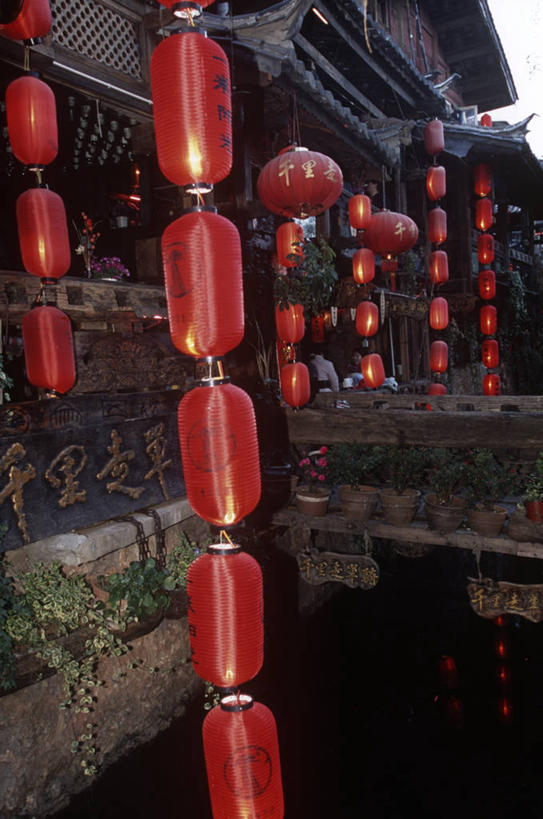 竖图,室外,白天,城市,建筑,街道,丽江,灯笼,古城,光亮,历史,摄影,照亮,照明设备,中国文化,东亚文化,云南省,彩图,旅行,传统文化