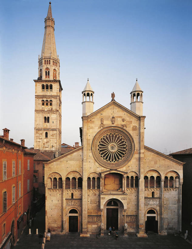 竖图,俯视,室外,白天,窗户,建筑,意大利,欧洲,节日,塔,尖顶,历史,文化,天空,祈祷,健康,许愿,摄影,宗教,信仰,纪念,祈求,罗马式,基督教,宗教建筑,南欧,天主教,意大利文化,哥特式风格,万里无云,意大利共和国,摩德纳,艾米利亚.罗马涅,艾米利亚.罗马涅大区,平安,彩图,高角度拍摄,旅行,大教堂,时代