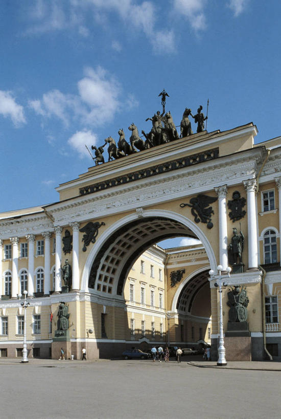 竖图,室外,白天,建筑,俄罗斯,拱门,古城,历史,地标建筑,摄影,高雅,古典风格,19世纪,圣彼得堡,彩图,旅行,皇宫广场,俄罗斯文化