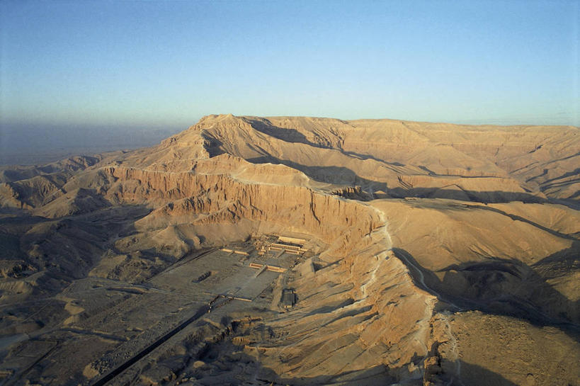 无人,横图,俯视,室外,白天,山,城市,建筑,非洲,埃及,历史,废墟,地标建筑,摄影,考古学,中东,北非,首府,埃及文化,卢克索,阿拉伯埃及共和国,金字塔之国,棉花之国,阿非利加洲,卢克索省,古埃及文明,古代文明,底比斯,彩图,高角度拍摄,过去,埃及卢克索