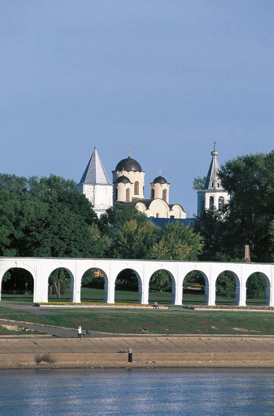 竖图,室外,白天,度假,河流,美景,天际线,城市风光,城市,建筑,俄罗斯,河岸,景观,流水,拱门,桥,沟渠,历史,娱乐,地标建筑,享受,休闲,景色,放松,摄影,诺夫哥罗德,彩图,旅行,俄罗斯文化,独联体