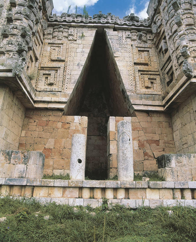 无人,宫殿,竖图,室外,白天,仰视,建筑,指示牌,墨西哥,标志,文字,方向,历史,标识,废墟,箭头,地标建筑,摄影,指向,拉丁美洲,尤卡坦半岛,尤卡坦州,簇,福塔雷萨,古代文明,彩图,低角度拍摄,旅行