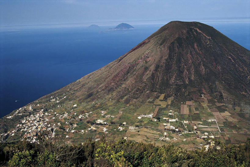 无人,横图,俯视,室外,白天,旅游,度假,海洋,火山,美景,山,水,意大利,欧洲,地平线,地形,景观,山顶,水平线,首都,娱乐,风景,自然,地标建筑,享受,休闲,景色,放松,摄影,西西里,南欧,自然风光,意大利文化,意大利共和国,西西里岛,墨西拿,伊奥利亚群岛,彩图,高角度拍摄,旅行,墨西拿省