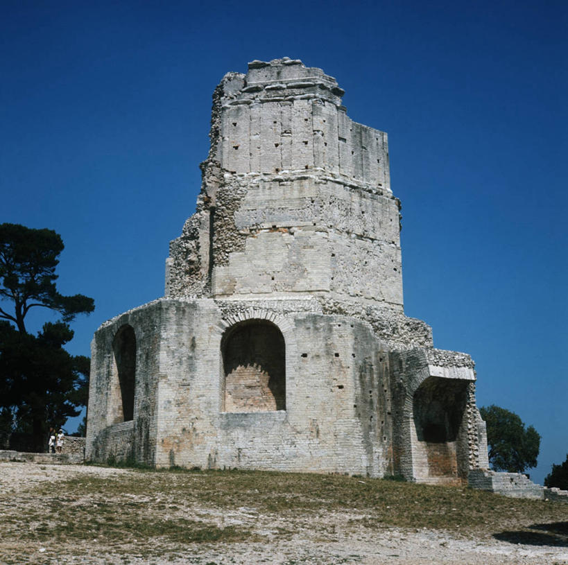 横图,方图,室外,白天,建筑,法国,欧洲,塔,废墟,树,风景,摄影,考古学,西欧,法兰西,万里无云,法兰西共和国,尼姆,法兰西第五共和国,古代文明,朗格多克.鲁西永,朗格多克.鲁西永大区,彩图