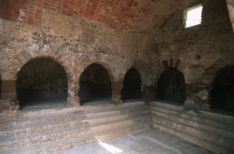 无人,横图,室内,白天,重复,楼梯,建筑,西班牙,一排,整齐,拱门,历史,古罗马,排列,地标建筑,摄影,考古学,队列,加泰隆尼亚,古代文明,罗马浴池,彩图,过去