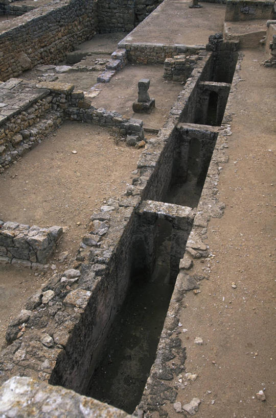 无人,竖图,俯视,室外,白天,建筑,西班牙,洞,历史,古罗马,废墟,地标建筑,摄影,污水,考古学,加泰隆尼亚,古代文明,彩图,高角度拍摄,过去