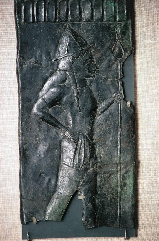 无人,竖图,特写,标志,符号,头盔,历史,标识,古代,摄影,矛,青铜,勇气,性别符号,古代文明,美术工艺,彩图,影棚拍摄,浅浮雕,男性符号