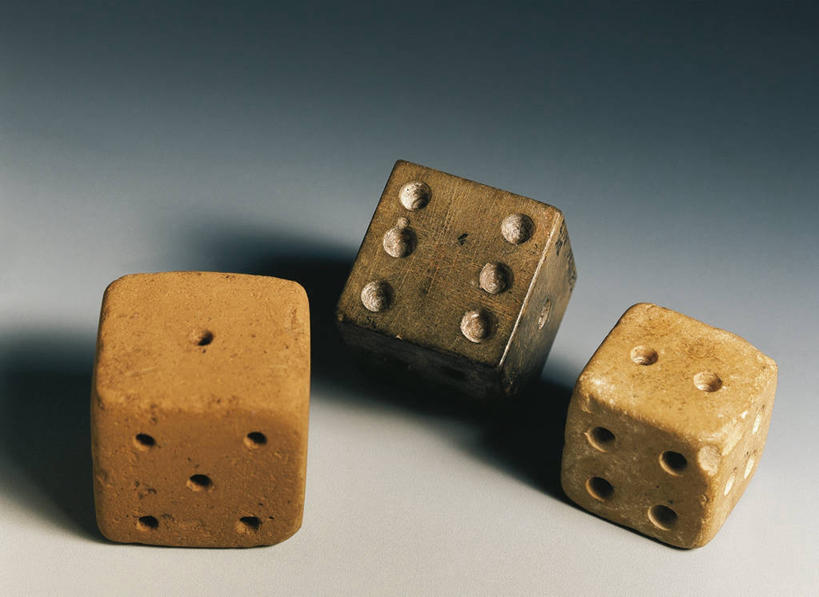 无人,横图,阴影,灰色背景,骰子,斑点,历史,古代,三个,灰色,摄影,石灰石,古代文明,美术工艺,彩图,影棚拍摄,过去