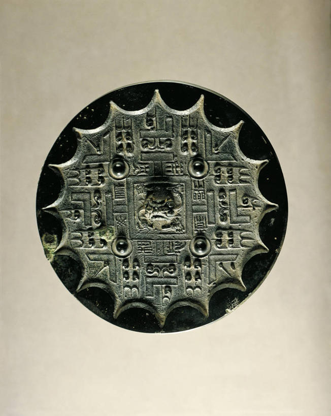 无人,竖图,特写,白色背景,镜子,对称,装饰,历史,古代,一个,摄影,单个,青铜,古代文明,式样,美术工艺,彩图,影棚拍摄,西汉王朝,过去