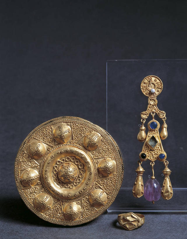 无人,竖图,珠宝,罗马,灰色背景,古代,三个,灰色,戒指,人体,摄影,耳饰,腓骨,古代文明,美术工艺,彩图,影棚拍摄,贵重宝石