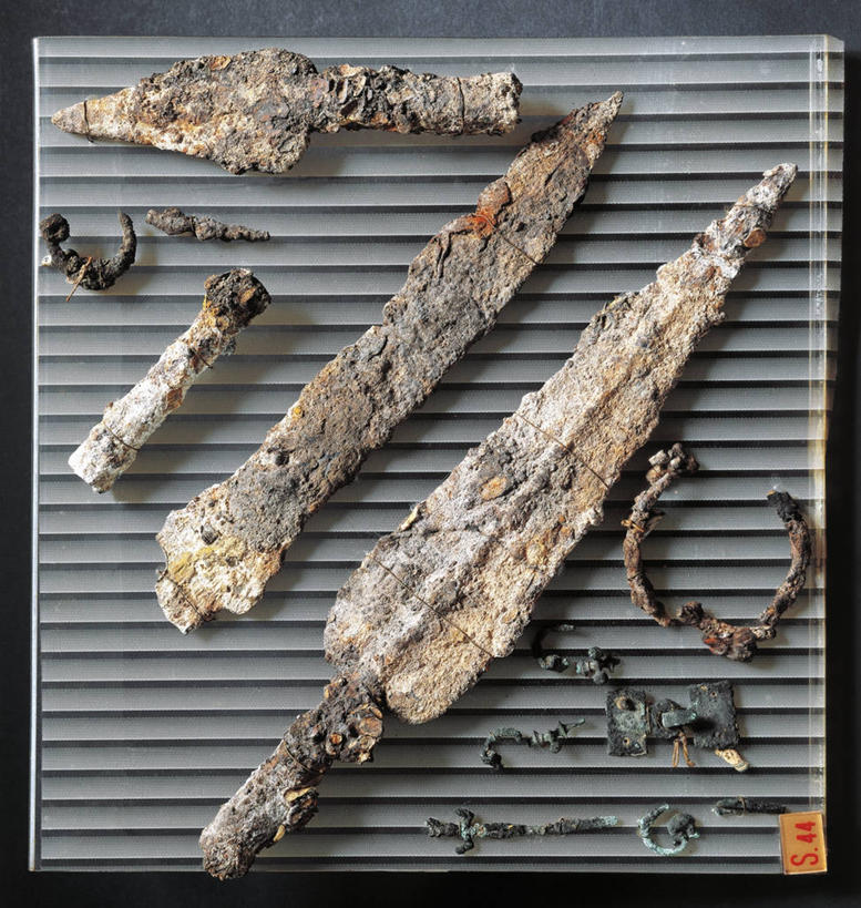 无人,竖图,方图,许多,灰色背景,钢铁,很多,历史,古代,灰色,武器,摄影,古代文明,美术工艺,史前时代,彩图,影棚拍摄,匕首,过去