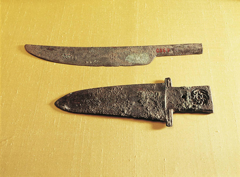 无人,横图,俯视,特写,黄色背景,历史,两个,摄影,考古学,青铜,古代文明,式样,戟,刀刃,美术工艺,彩图,高角度拍摄,影棚拍摄,匕首,商朝,过去