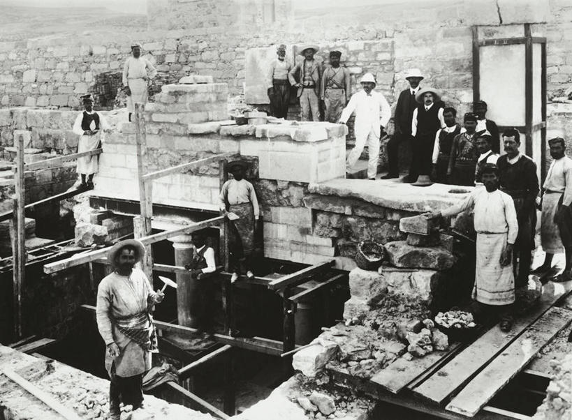 成年人,站,横图,俯视,黑白,室内,白天,民族服装,希腊,锤子,许多人,拿着,历史,脚手架,一群人,摄影,考古学,肖像,克里特岛,古代文明,克诺塞斯,男人,女人,高角度拍摄,传统服装,民俗服,过去