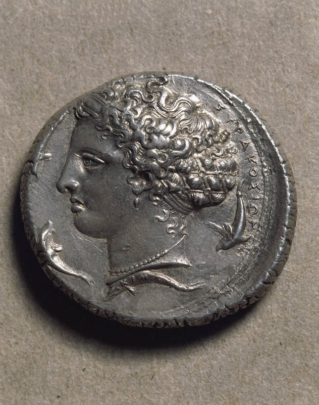 无人,竖图,俯视,特写,侧面,海豚,灰色背景,神话,历史,文化,古代,一个,灰色,摄影,单个,传说,希腊神话,贞洁,古希腊,古代文明,狄安娜,狩猎女神,美术工艺,女性美,阿耳忒弥斯,贞洁处女,阿波罗萨,月亮女神,硬币,发型,彩图,高角度拍摄,影棚拍摄