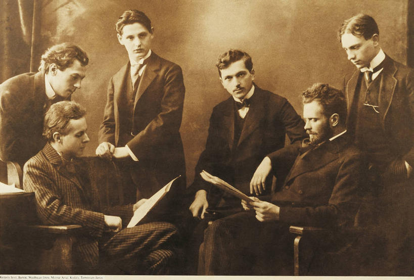 成年人,中年人,站,坐,横图,室内,信心,表演,套装,扮演,靠,靠着,读书,摄影,演出,扶手椅,肖像,音乐人,年轻男性,中年男性,年轻人,彩图