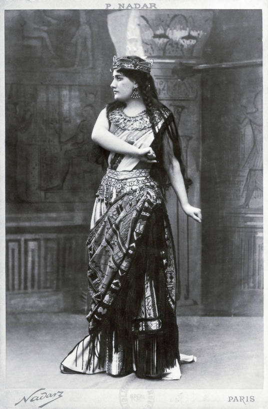 成年人,头发,一个人,舞台,站,竖图,黑白,仅一个年轻女性,仅一个女性,仅一个人,表演,柱子,表演者,扮演,黑色,彩妆,手势,摄影,演出,高雅,肖像,演出服,年轻女性,女人,女性,年轻人,长发,王冠,歌手,表演台,舞蹈,打手势,美人,舞台妆