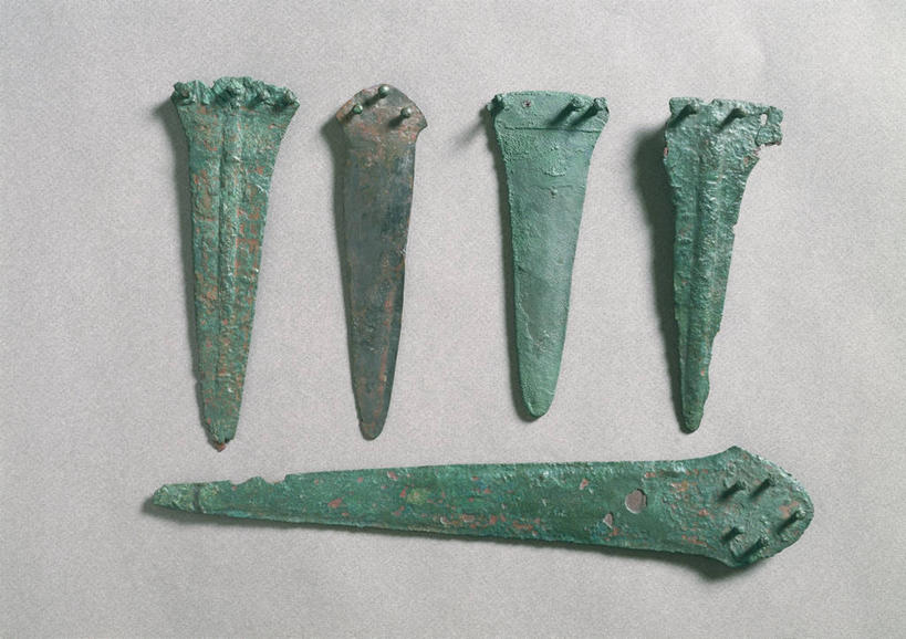 无人,博物馆,横图,俯视,西班牙,一排,灰色背景,整齐,首都,排列,灰色,刀,马德里,武器,摄影,考古学,队列,古代文明,刀刃,史前时代,彩图,高角度拍摄,影棚拍摄