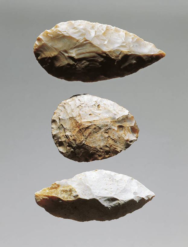 无人,竖图,特写,灰色背景,工具,历史,三个,灰色,摄影,考古学,捷克共和国,刀刃,美术工艺,史前时代,彩图,影棚拍摄,石器时代,过去