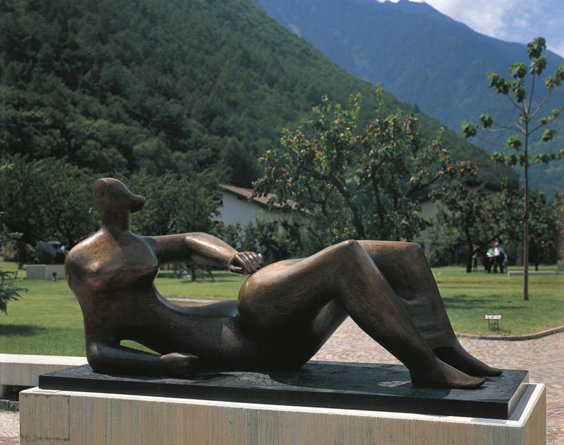 无人,博物馆,躺,横图,室外,白天,山,雕塑,艺术,雕像,英格兰,树,一个,摄影,单个,考古学,手艺,青铜,美术工艺,卧着,躺着,卧,彩图,亨利摩尔